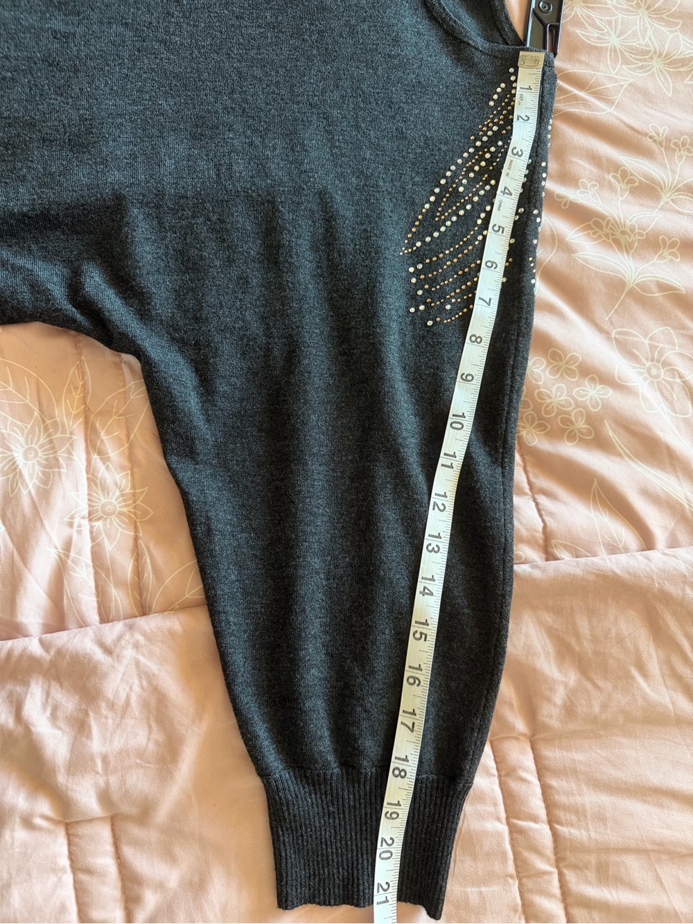 Cable & Gauge Woman Charcoal Gray Embellished Shoulder Sweater EUC 1X - Picture 10 of 14